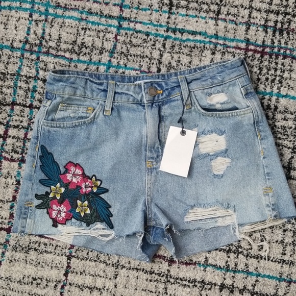 Zara Pants - Zara ripped jean shorts